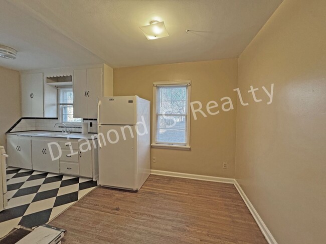 Building Photo - Cute and Clean 2 Bedroom Home Close to Mercy!