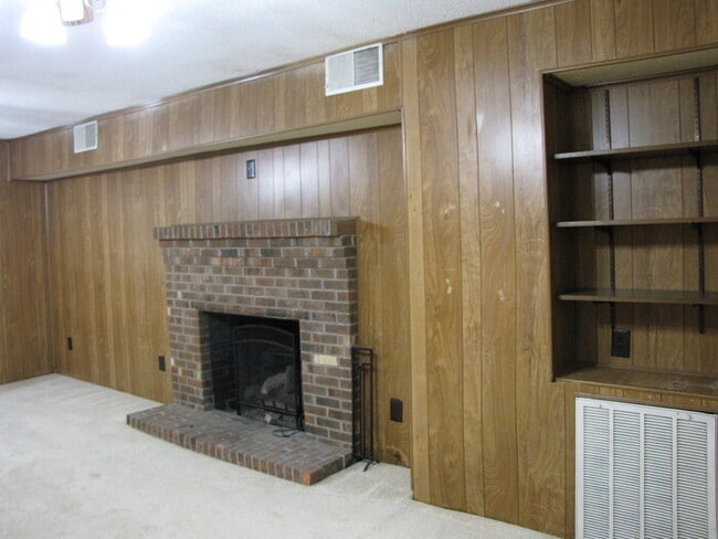 Building Photo - 307 W Delafield Ave