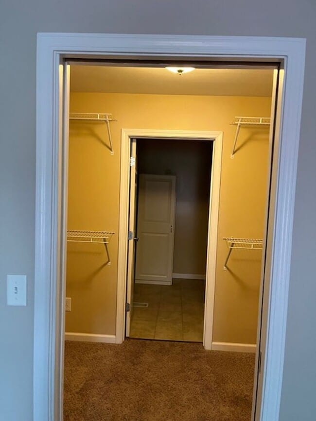 Building Photo - 3 bedroom, 2 bath home - Comfortable, Upda...