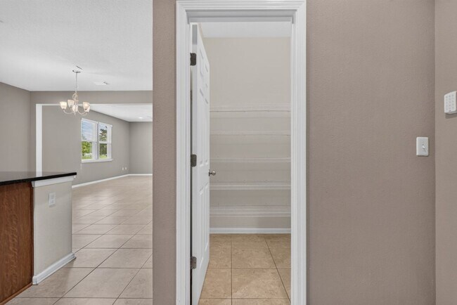 Building Photo - Large 4 bedroom home in Oakleaf