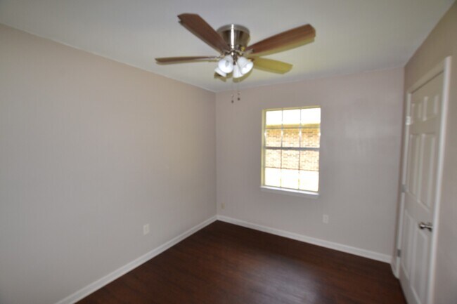 Building Photo - Charming 3 bedroom Duplex Conveniently Loc...