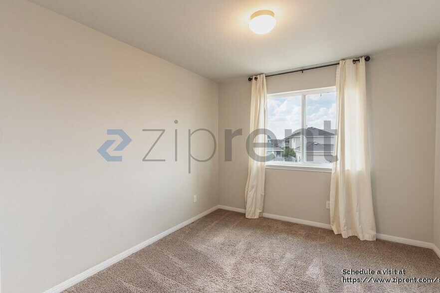 Building Photo - 215 Friendship Oak Dr