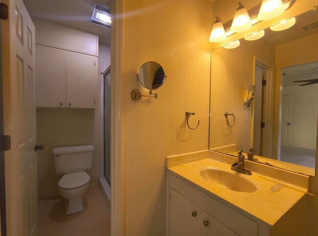 Building Photo - 2 bed/2 bath home in a great location, AVAILABLE NOW!