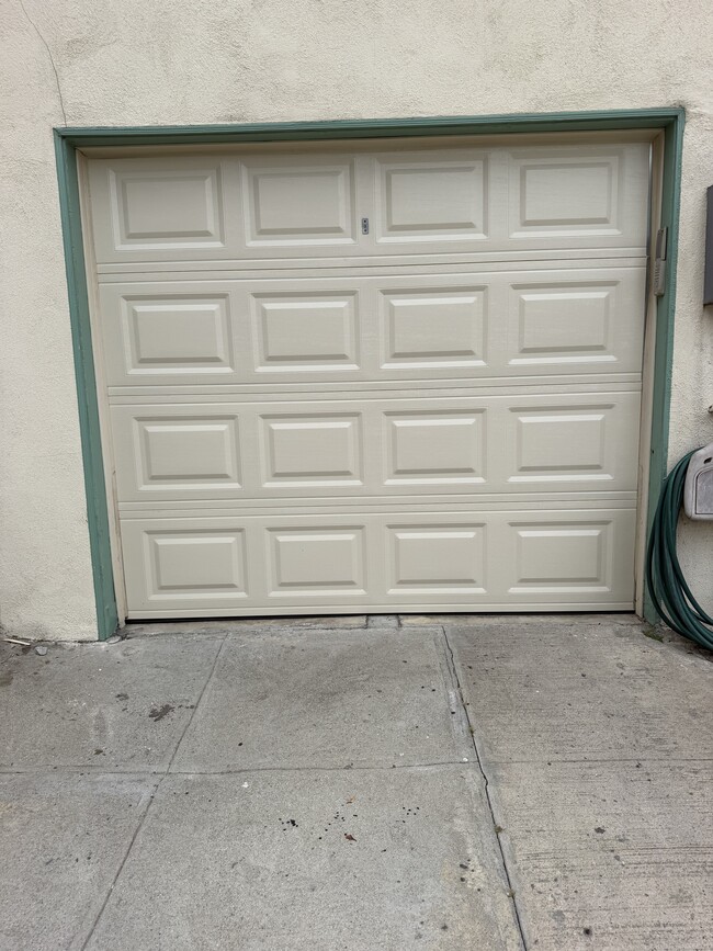 Garage - 2938 Rowena Ave