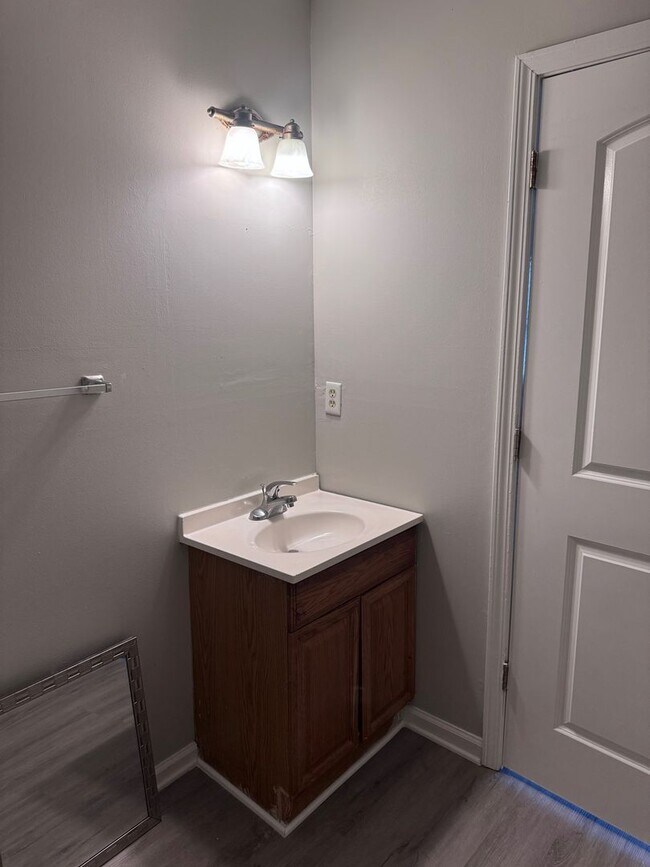 Building Photo - AVAILABLE NOW!!