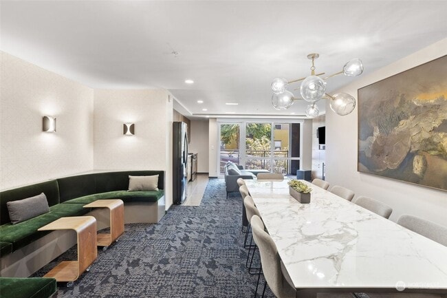 Building Photo - 1 Bedroom Condo 2 Blocks from Waterfront!