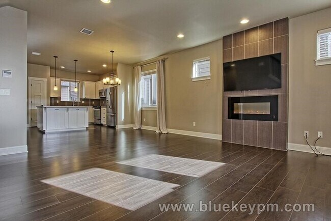 Building Photo - 45 Degree Central 4 bedrooms, 2.5 baths Wa...