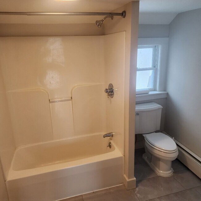 Building Photo - 4BR/1BA Home In East Haddam