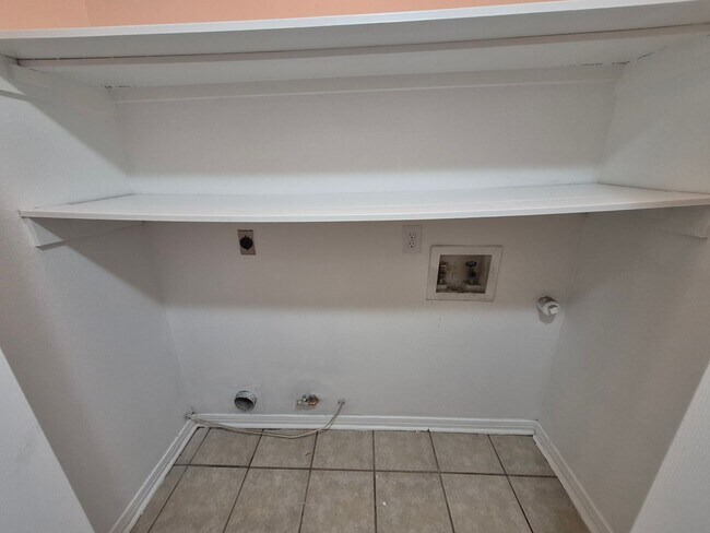 Building Photo - 5907 Deer Lake Dr