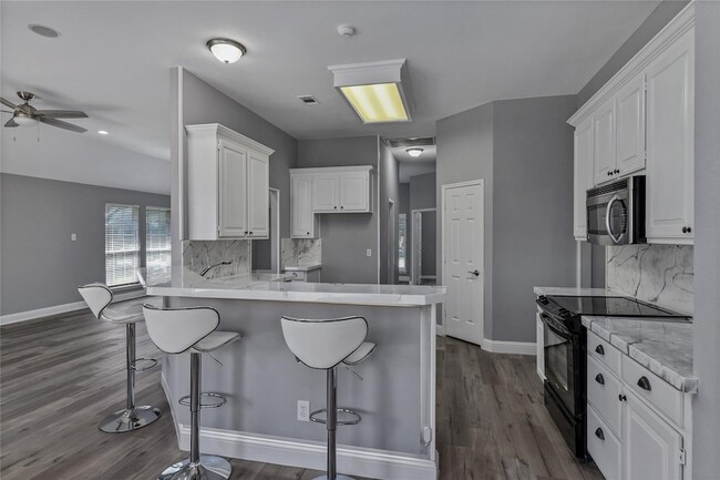 Building Photo - 630 Lakewood Dr