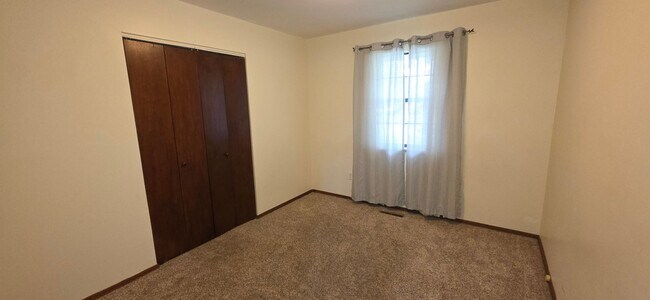 Building Photo - 3 Bedrooms! 2 Living areas! close to Mall! $1695