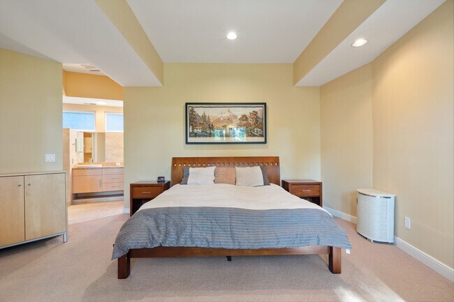 Building Photo - Sleek, spacious 3-bdrm/2.5-bath contemporary in SW Hills. Office, wine cellar, views, near Washin...