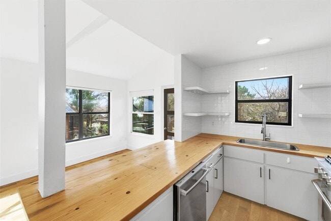 Building Photo - 919 Walter St