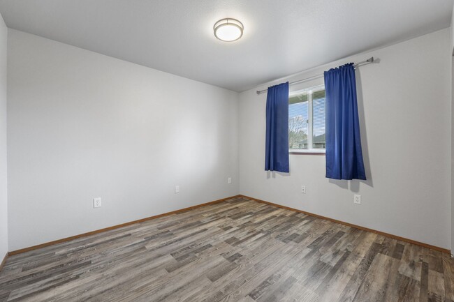 Building Photo - Move in Ready! Rambler duplex, 2 bed, 1 ba...