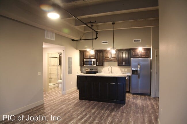 Building Photo - 702 S Wall Ave