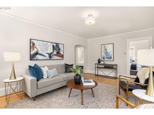 Building Photo - Charming 2-Bedroom Gem with Spacious Living Room and Bright Open Kitchen!