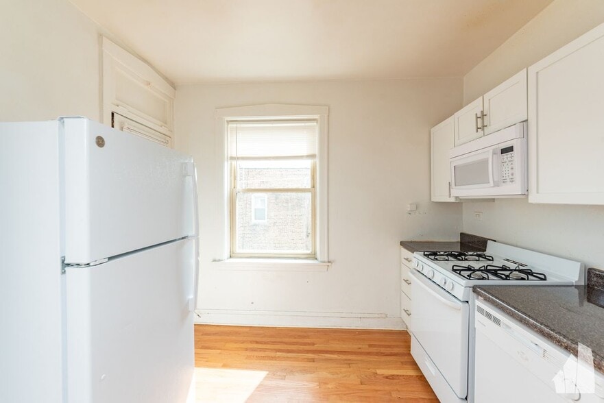 Building Photo - 4101 N Sacramento Ave