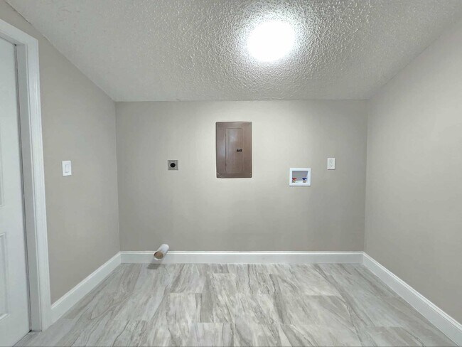 Building Photo - NEWLY RENOVATED 3 Bedroom 1.5 Bath now for...