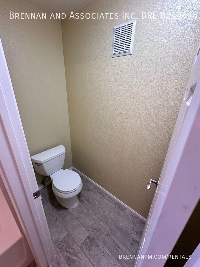 Building Photo - 2728 Farragut Rd