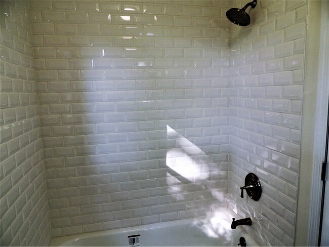 Building Photo - Newly Renovated 3 Bedroom 2 Bathroom House...