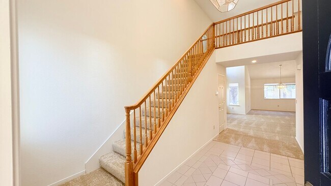 Building Photo - 1126 Vista Pointe Cir
