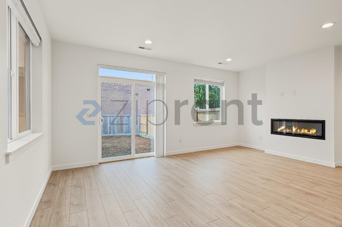 Building Photo - Unit