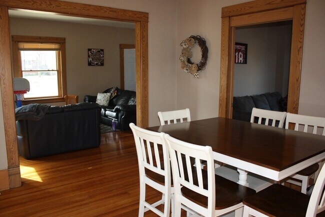 Building Photo - 3 Bed Spacious Home near downtown Pella!