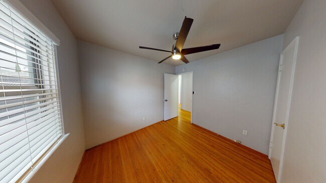 Building Photo - Large 3 bed 2 bath on 62nd!