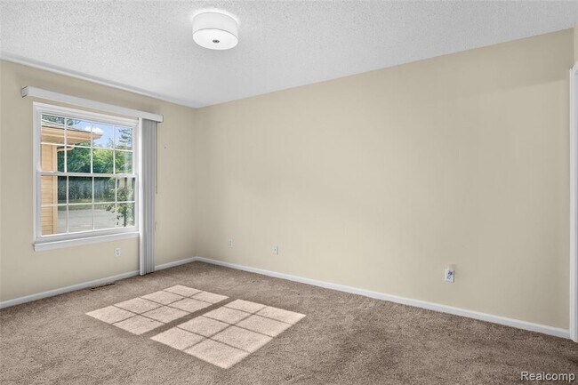 Building Photo - 4911 Oak Hill Dr