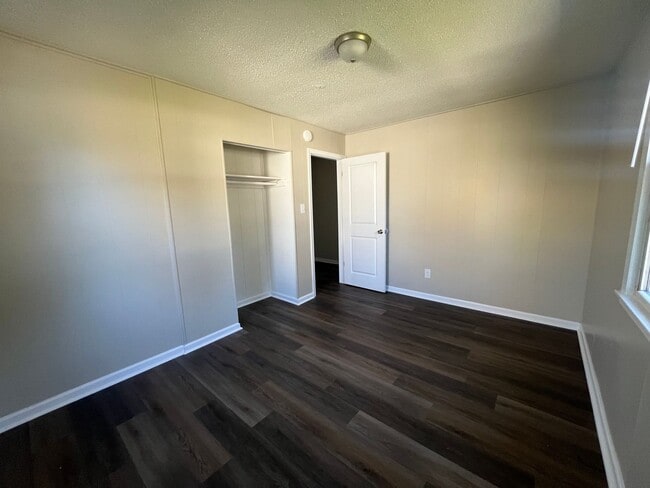 Building Photo - Cute 2 bedroom 1 bath duplex that is centr...