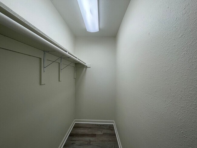 Building Photo - Spacious 2 Bed 1.5 Bath Apartment in Gresham - Newly Renovated w/ Washer & Dryer!