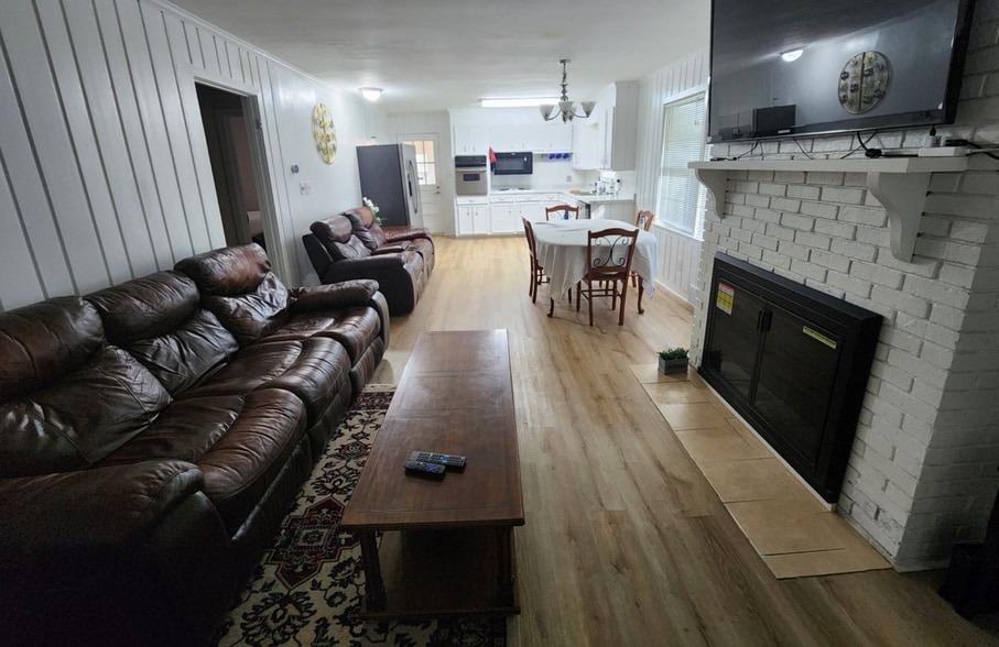 Primary Photo - Room in House on Edith Ave