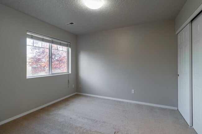 Building Photo - Beautiful 4 bedroom, 2.5 bathroom-Union Hi...