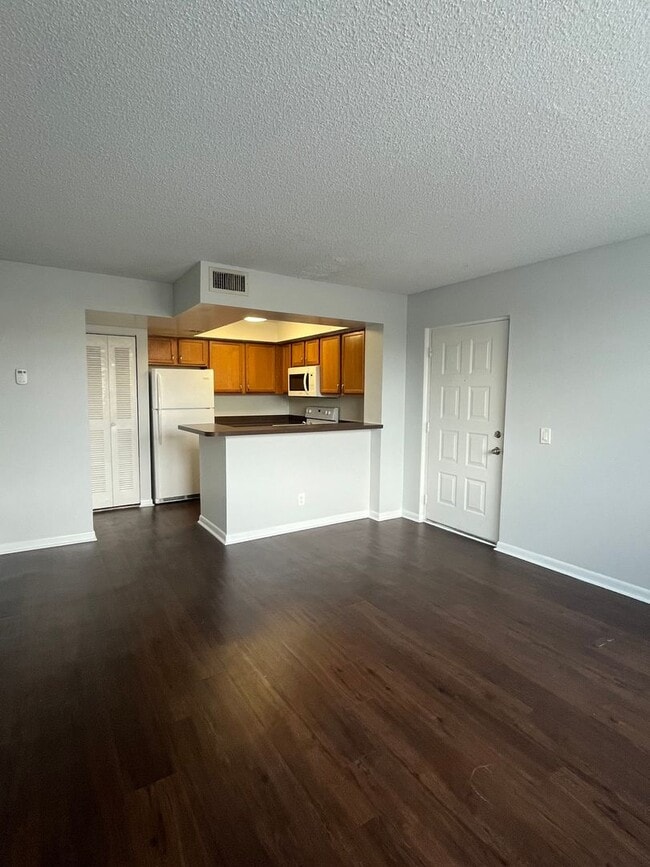 Building Photo - ONE BEDROOM ONE BATHROOM!! Waterfront Comm...