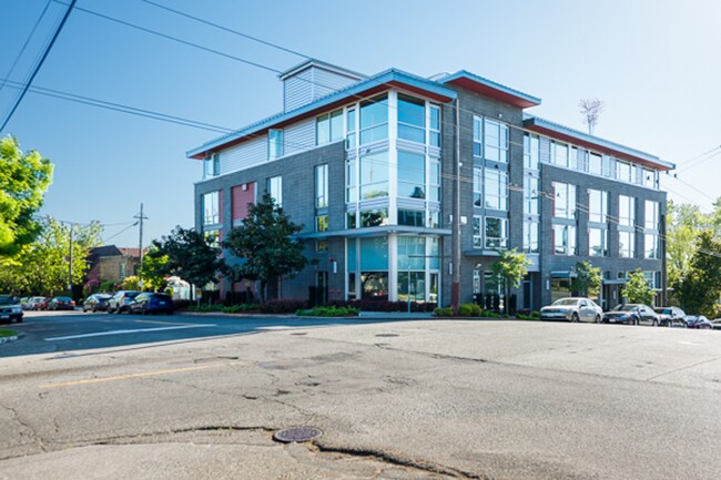 Building Photo - 1321 E John St