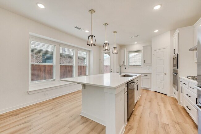 Building Photo - Beautiful 5 bedroom 3 full bath home in the heart of Heartland!