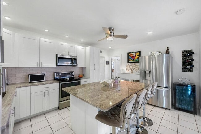 Building Photo - 220 SE 2nd Ave