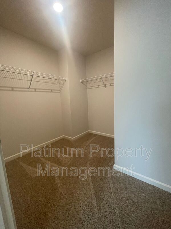 Building Photo - 551 Stoneybrook Dr