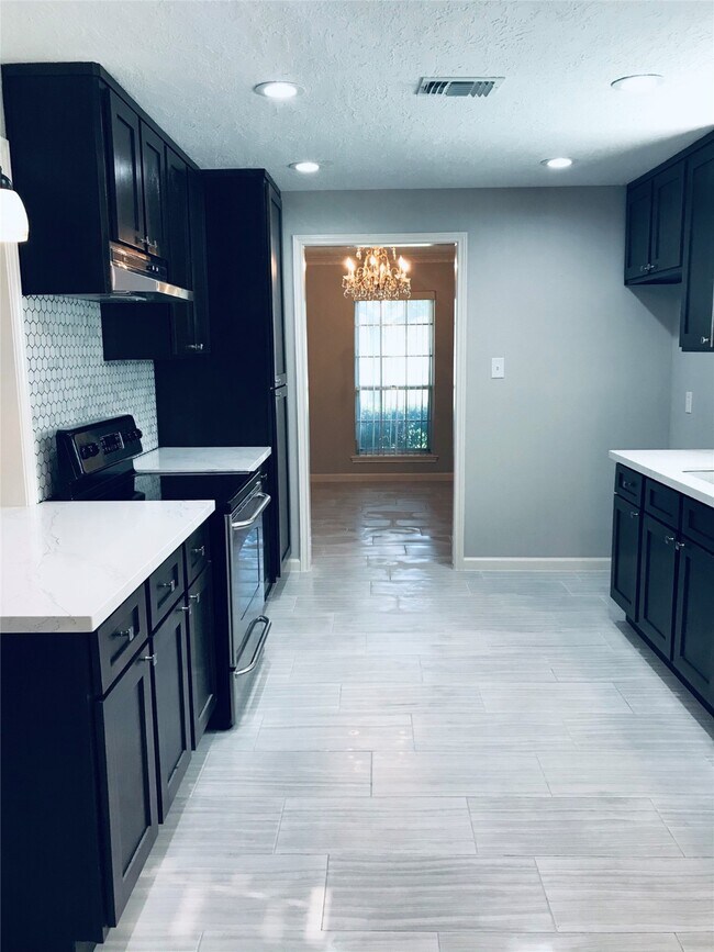 Building Photo - 3110 Springhill Dr