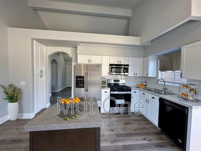 Building Photo - 2156 Russell Dr