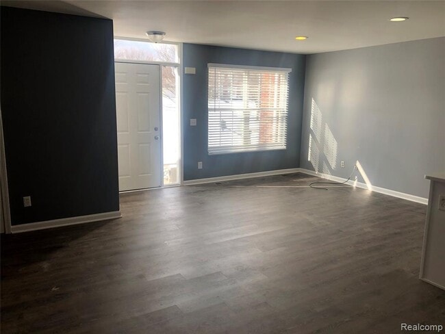 Building Photo - 234 Stonegate E