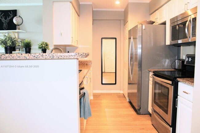 Building Photo - 1155 Brickell Bay Dr