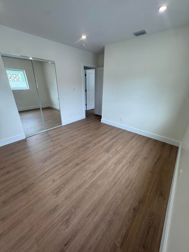 Building Photo - 725 NE 160th Terrace