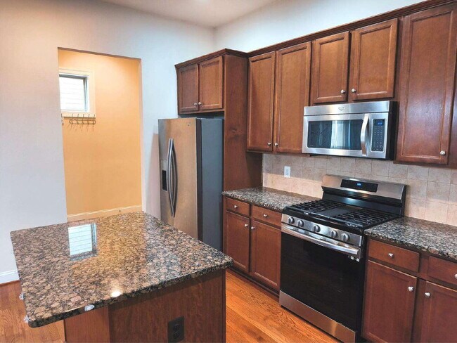 Building Photo - Luxurious Single-Family Home in Vibrant On...