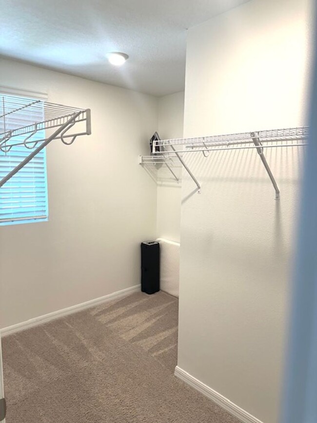 Building Photo - Townhome for rent with garage in Champions...