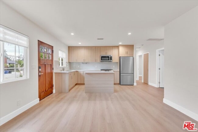 Building Photo - 6915 Encino Ave
