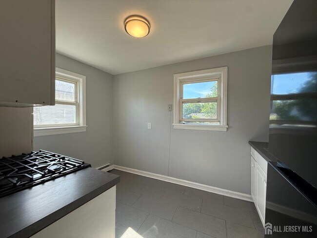 Building Photo - 824 2nd St