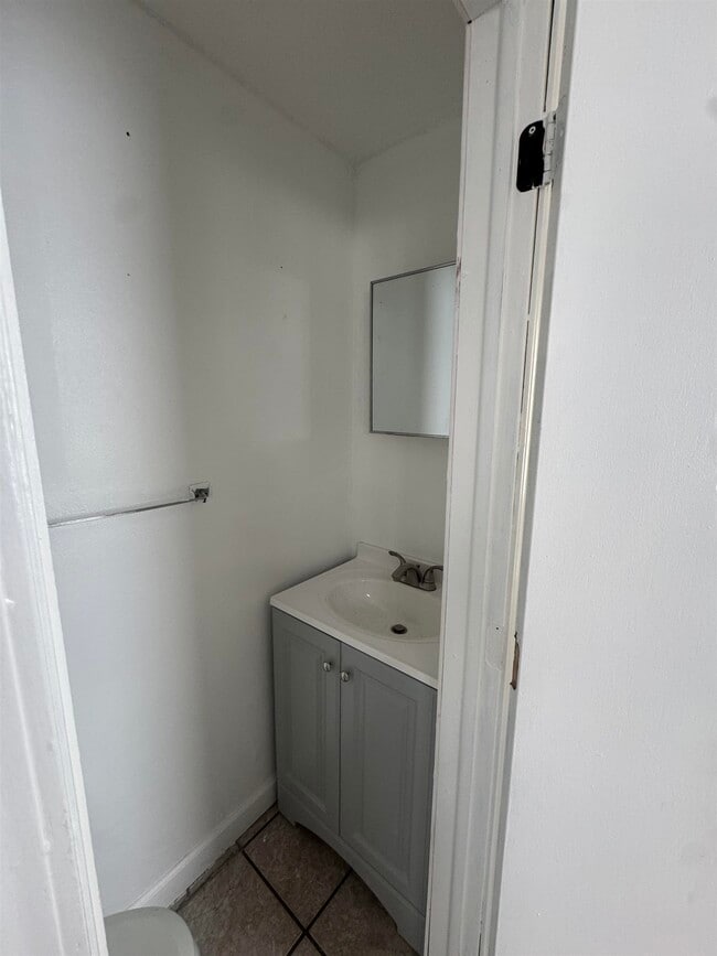 Building Photo - 321 Albert Ave