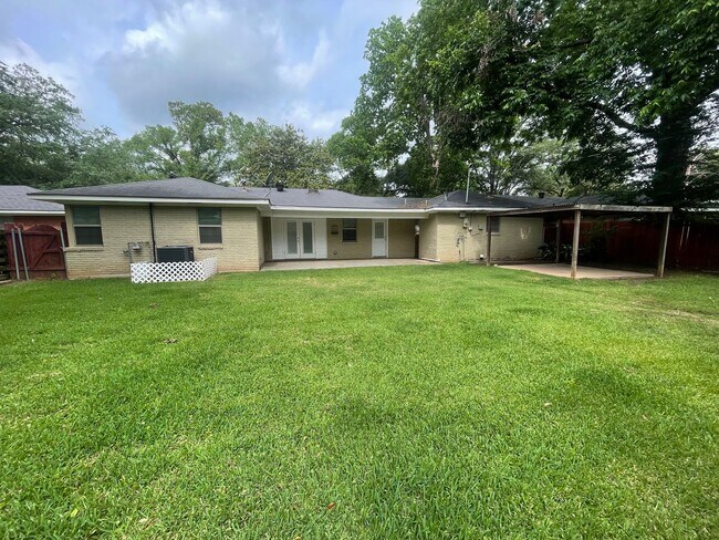 Building Photo - Broadmoor Gem! Come See Today!