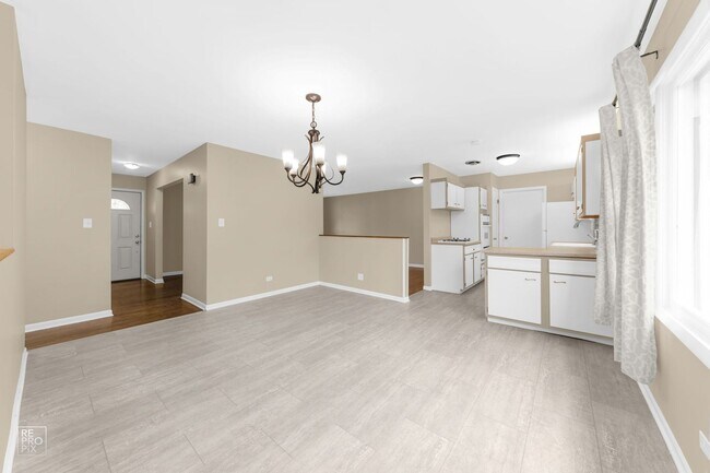 Building Photo - Gorgeous 3 Bedroom 2 Bath with FULL FINISHED BASEMENT in MUNDELEIN!